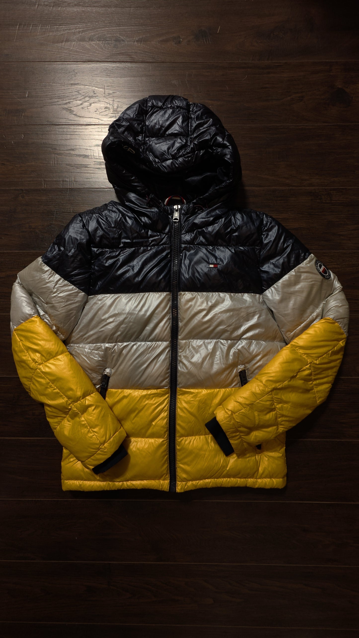 TOMMY HILFIGER MEN'S FULL ZIP HOODED PUFFER COAT NAVY BLUE/YELLOW [USED] - S