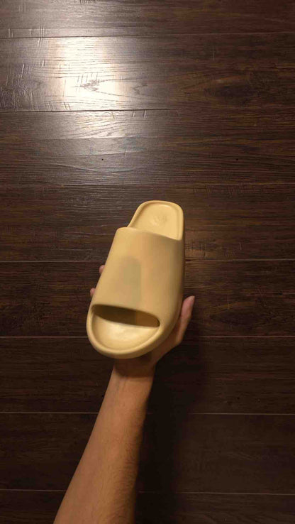 adidas Yeezy Slide Desert Sand [USED] - 7Y